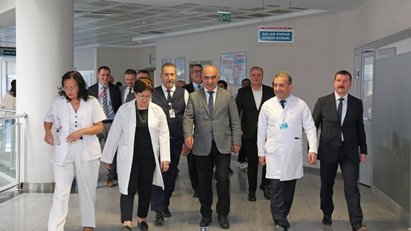 Doç. Dr. Ayhan Kul, Bornova Türkan Özilhan Hastanesi’nde sağlık hizmetlerini inceledi
