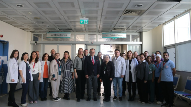 İzmir Atatürk Hastanesi Yönetimi, Hematoloji Kliniği’nde çalışanlarla buluştu