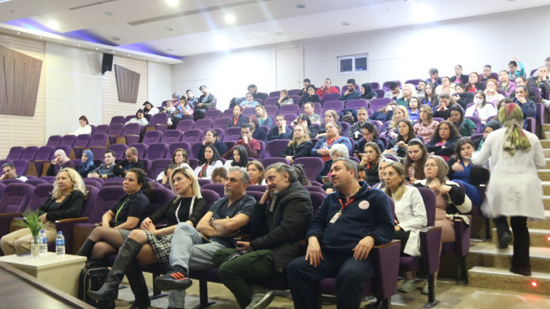 İzmir Atatürk Hastanesi'nde preanalitik hatalar ve numune yönetimi eğitimle ele alındı