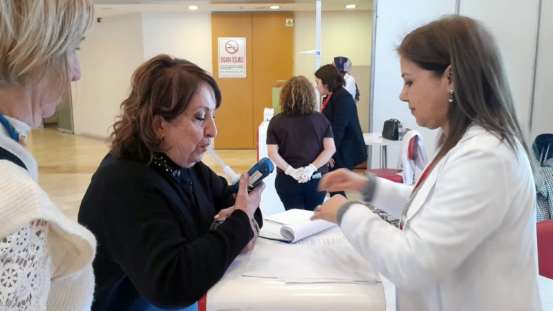 İzmir İl Sağlık Müdürlüğü, sağlık fuarında vatandaşlara ücretsiz testler sunuyor