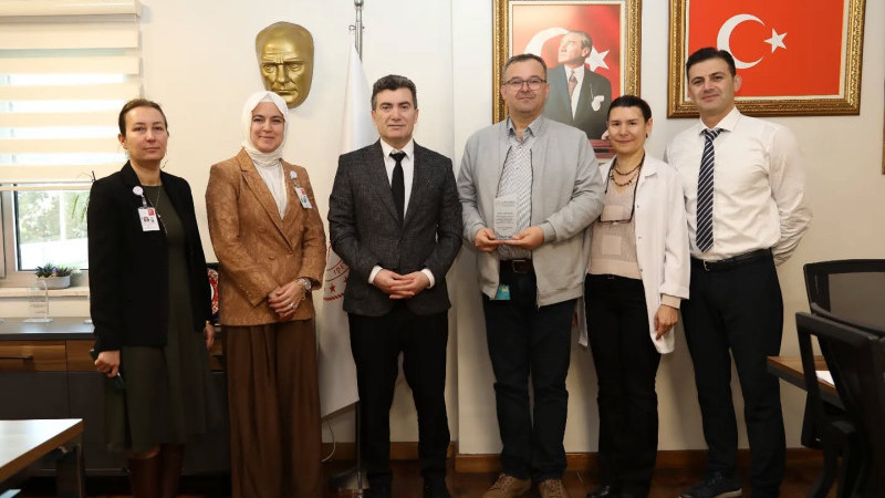 Çiğli EAH'den MHRS birimi çalışanı Yavuz Okan’a teşekkür plaketi