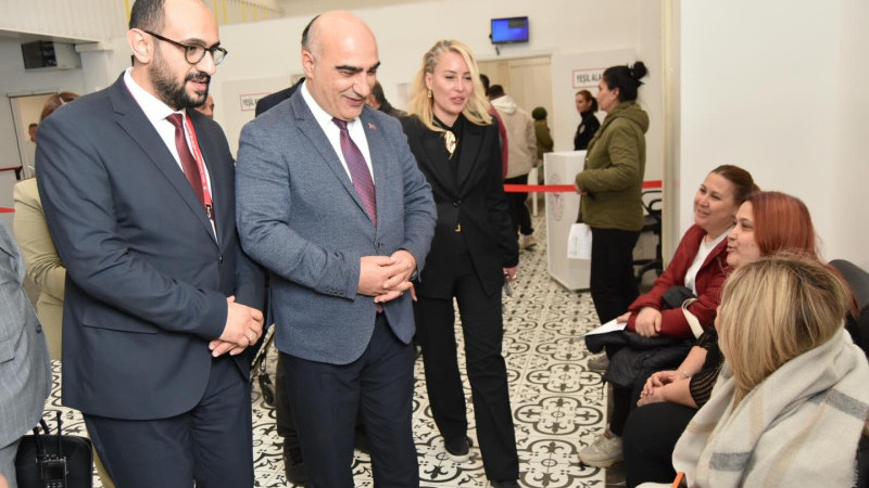 Doç. Dr. Ayhan Kul, Buca Seyfi Demirsoy Hastanesinde sağlıkçılarla iftar yaptı