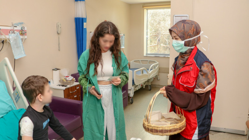 Dr. Behçet Uz’da asırlık gelenek: Çocuklara meyve ikramı