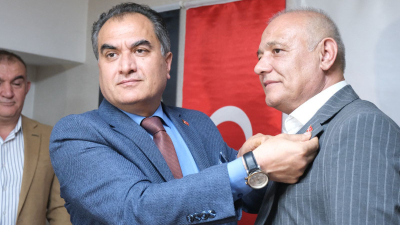 Birlik Sağlık Sen Genel Başkanı Doğruyol, Yeni temsilcilere rozetlerini taktı