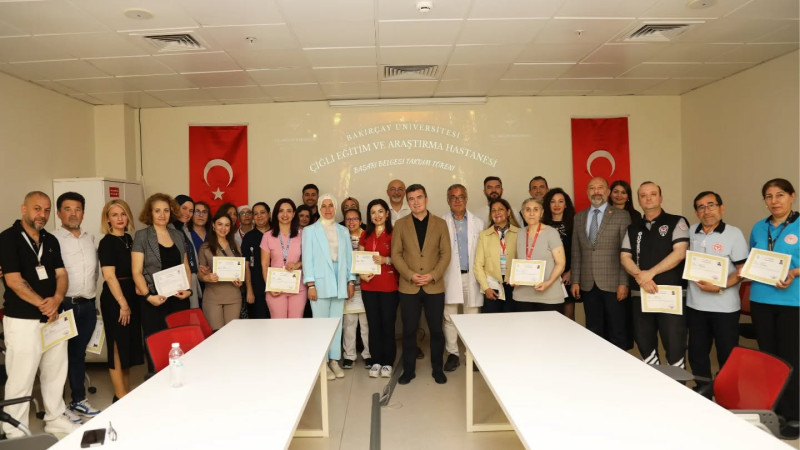 Çiğli Eğitim ve Araştırma Hastanesi Personeline Başarı belgesi