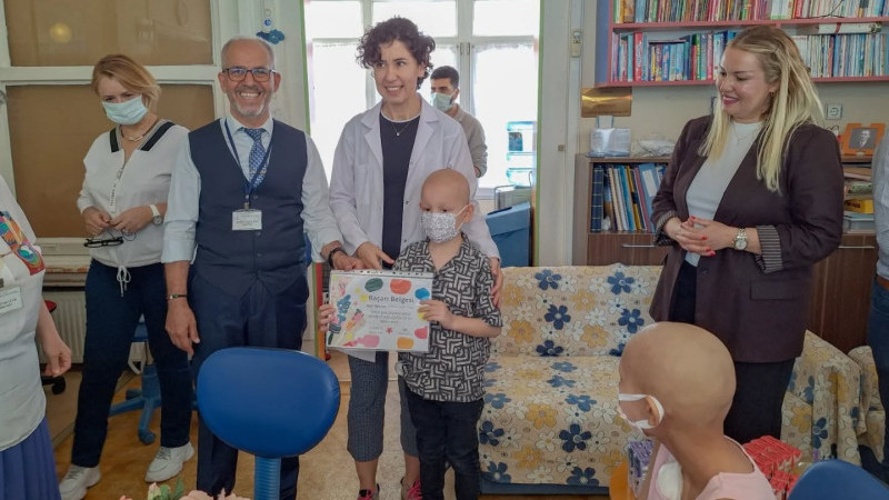 Dr. Behçet Uz Çocuk Hastanesinde tedavi gören miniklerden resim sergisi!