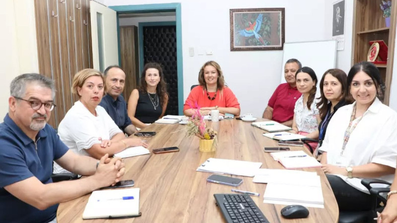 Dr. Behçet Uz Hastanesi'nde sağlık hizmetleri ve projeler ele alındı