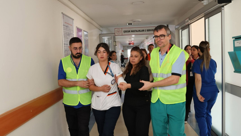 İzmir Buca Seyfi Demirsoy'da gerçeği aratmayan afet ve tahliye tatbikatı!