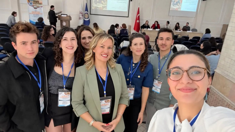 Dr. Behçet Uz Çocuk Hastanesi Hekimleri Ulusal Adölesan Beslenme Sempozyumu’na katıldı